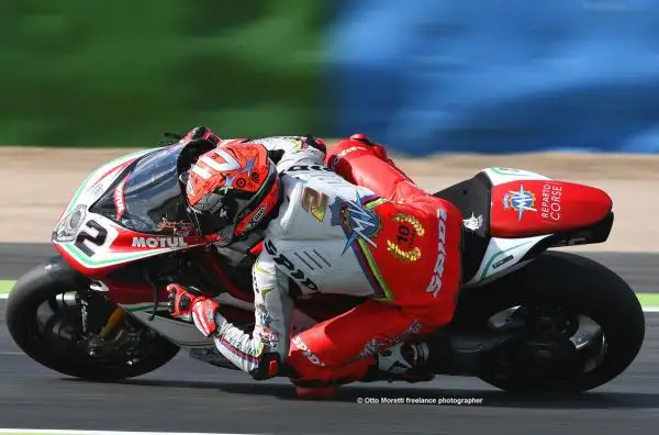 Facciamo un salto a Magny Cours, dove fa tappa il campionato del mondo delle Superbike, grazie alle belle immagini di Otto Moretti.
