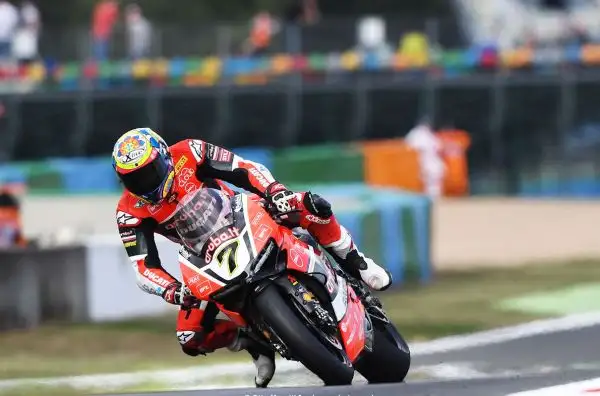 Facciamo un salto a Magny Cours, dove fa tappa il campionato del mondo delle Superbike, grazie alle belle immagini di Otto Moretti.