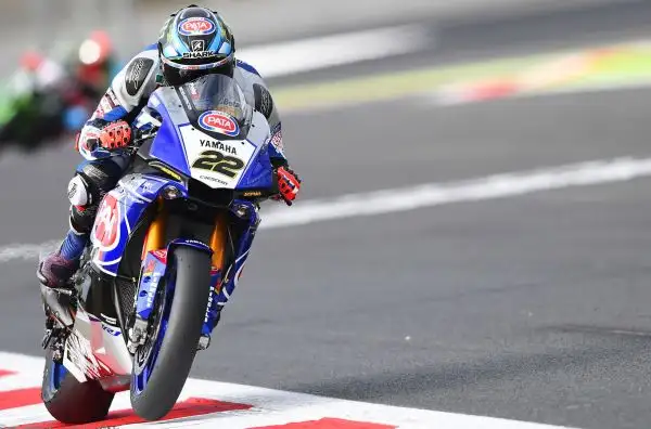 Facciamo un salto a Magny Cours, dove fa tappa il campionato del mondo delle Superbike, grazie alle belle immagini di Otto Moretti.