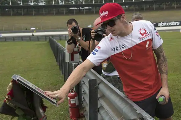 I piloti del Motomondiale non hanno dimenticato Marco Simoncelli, deceduto in un tragico incidente a Sepang cinque anni fa.