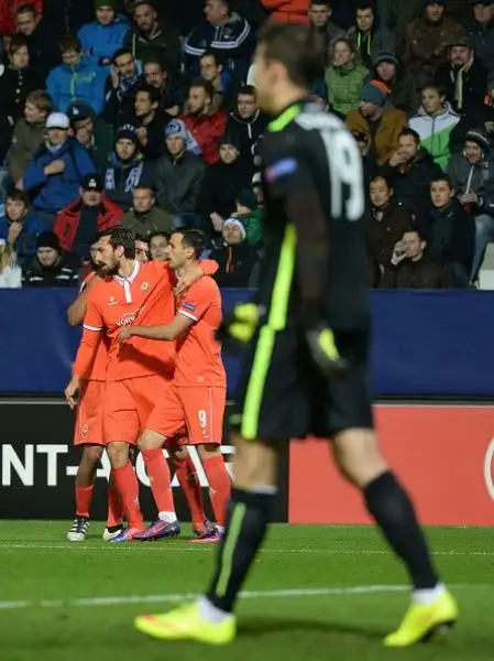 Tutto facile per i viola, che centrano il primo successo esterno della stagione in Europa ipotecando il passaggio del turno con una doppietta di Kalinic e un gol di Babacar.