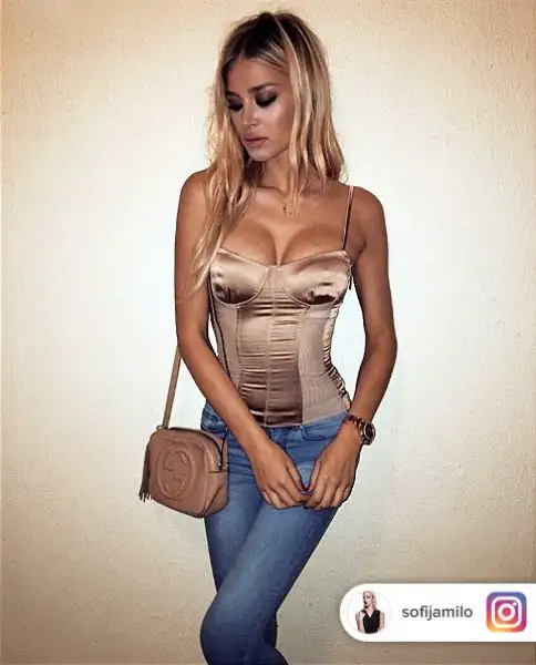 La bellissima top model serba è, già dai tempi della sua esperienza all'Inter, la musa dell'attaccante Adem Lijaic che sta trovando la maturazione nel Toro sotto le cure di Sinisa Mihajlovic.