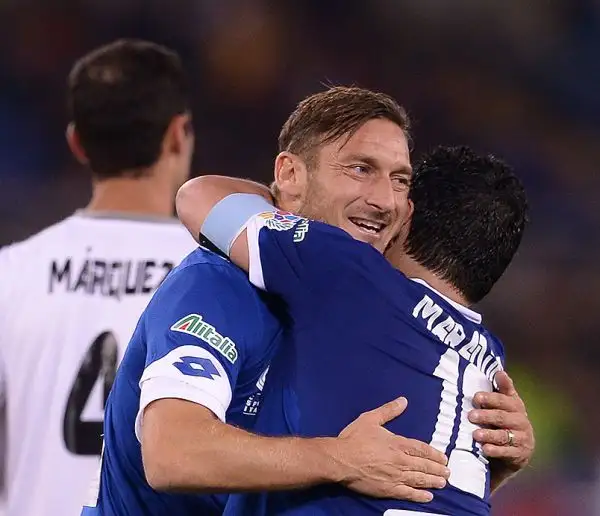 Papa Francesco, grande appassionato di calcio oltre che il promotore della Partita della Pace, si sarà sicuramente divertito per lo spettacolo messo in scena all'Olimpico di Roma dai due numeri 10.