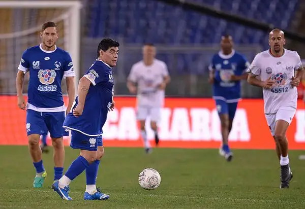 Papa Francesco, grande appassionato di calcio oltre che il promotore della Partita della Pace, si sarà sicuramente divertito per lo spettacolo messo in scena all'Olimpico di Roma dai due numeri 10.