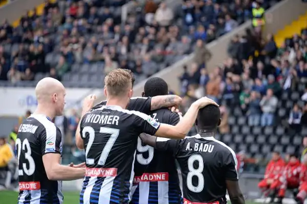 L'Udinese piega il Pescara e torna alla vittoria nell'anticipo della nona giornata di serie A. Primo successo della gestione Del Neri mentre i friulani riassaporano i tre punti dopo cinque turni.