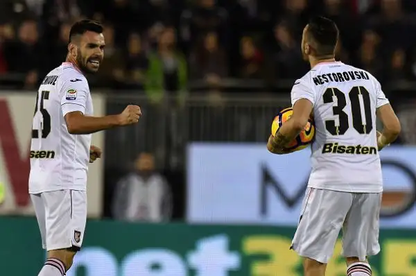 Il Cagliari batte il Palermo in casa nel posticipo. I rossoblu, spinti dalla doppietta di Dessena, tornano al successo dopo due sconfitte consecutive e risalgono al nono posto in classifica.