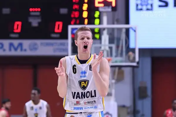 L'Olimpia soffre ma vince ancora in trasferta e si conferma capolista.