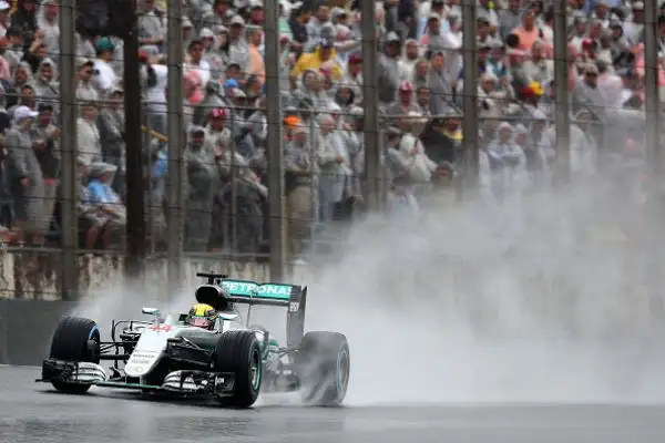 Hamilton vince la corsa infinita, Verstappen show. Il britannico trionfa in un Gp del Brasile surreale e tiene vive le speranze iridate. Vettel quinto.