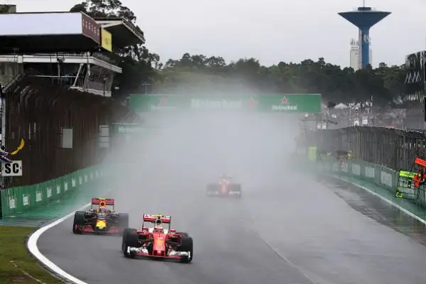 Hamilton vince la corsa infinita, Verstappen show. Il britannico trionfa in un Gp del Brasile surreale e tiene vive le speranze iridate. Vettel quinto.