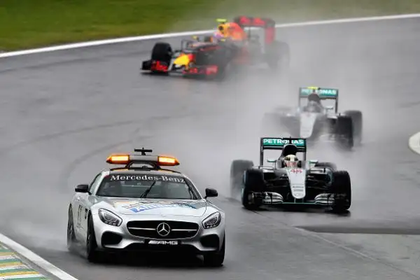 Hamilton vince la corsa infinita, Verstappen show. Il britannico trionfa in un Gp del Brasile surreale e tiene vive le speranze iridate. Vettel quinto.