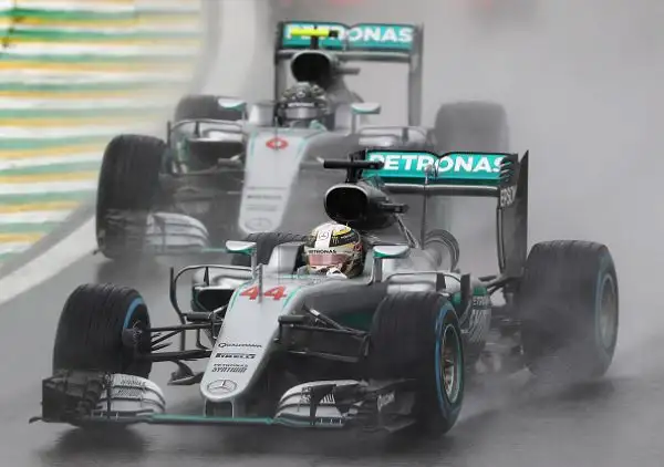 Hamilton vince la corsa infinita, Verstappen show. Il britannico trionfa in un Gp del Brasile surreale e tiene vive le speranze iridate. Vettel quinto.