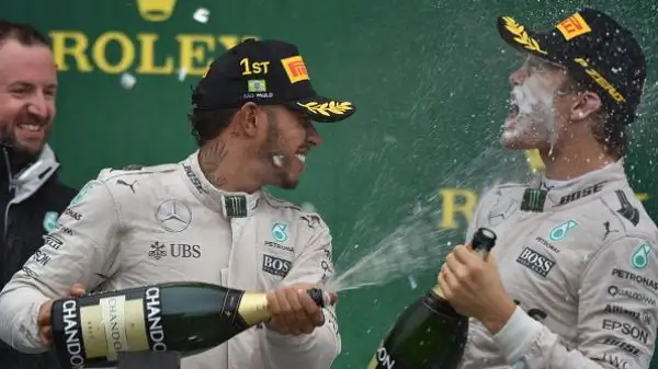 Hamilton vince la corsa infinita, Verstappen show. Il britannico trionfa in un Gp del Brasile surreale e tiene vive le speranze iridate. Vettel quinto.