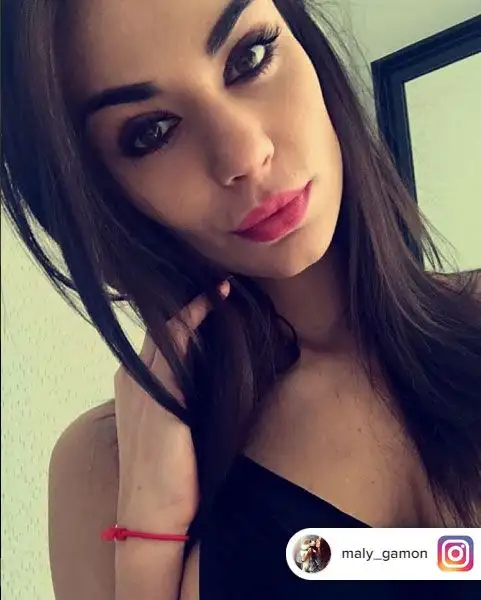 Da tempo fidanzata col talento polacco del Leicester Bartosz Kapustka, la splendida modella polacca ha un seguitissimo profilo Instagram ed è già nei cuori dei tifosi inglesi.