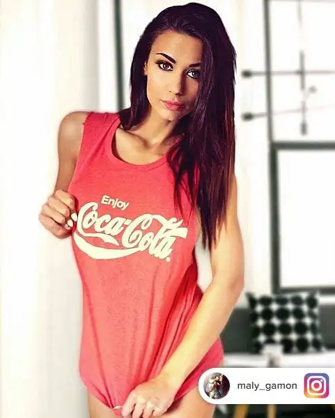 Da tempo fidanzata col talento polacco del Leicester Bartosz Kapustka, la splendida modella polacca ha un seguitissimo profilo Instagram ed è già nei cuori dei tifosi inglesi.