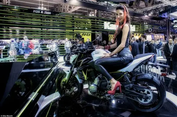 Tutte le modelle più belle presenti all'Esposizione Internazionale del Ciclo e Motociclo.