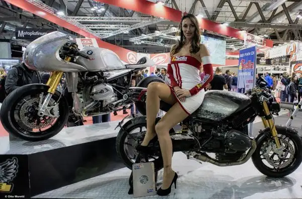 Tutte le modelle più belle presenti all'Esposizione Internazionale del Ciclo e Motociclo.