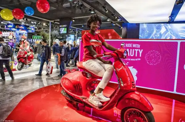 Tutte le modelle più belle presenti all'Esposizione Internazionale del Ciclo e Motociclo.