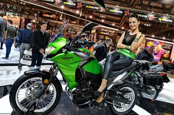 Tutte le modelle più belle presenti all'Esposizione Internazionale del Ciclo e Motociclo.