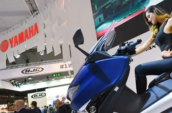 Tutte le modelle più belle presenti all'Esposizione Internazionale del Ciclo e Motociclo.