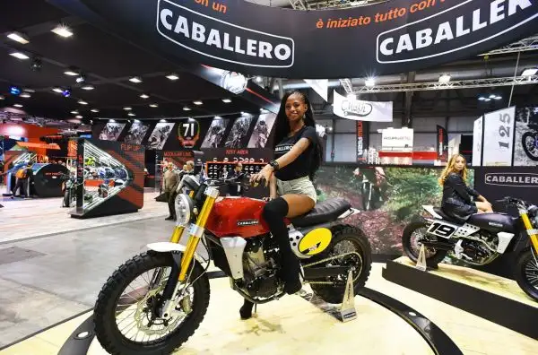 Tutte le modelle più belle presenti all'Esposizione Internazionale del Ciclo e Motociclo.