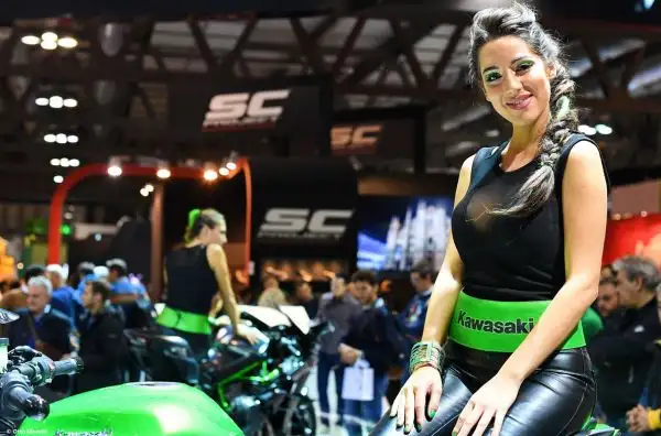Tutte le modelle più belle presenti all'Esposizione Internazionale del Ciclo e Motociclo.