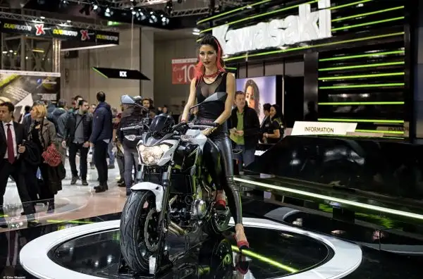 Tutte le modelle più belle presenti all'Esposizione Internazionale del Ciclo e Motociclo.