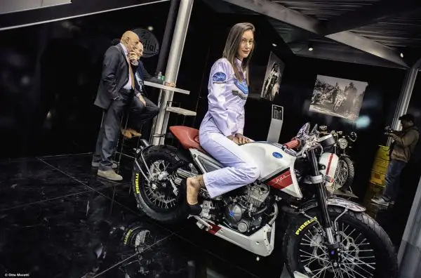 Tutte le modelle più belle presenti all'Esposizione Internazionale del Ciclo e Motociclo.