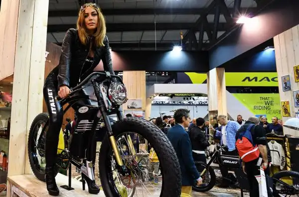 Tutte le modelle più belle presenti all'Esposizione Internazionale del Ciclo e Motociclo.