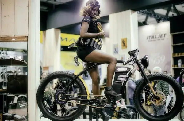Tutte le modelle più belle presenti all'Esposizione Internazionale del Ciclo e Motociclo.