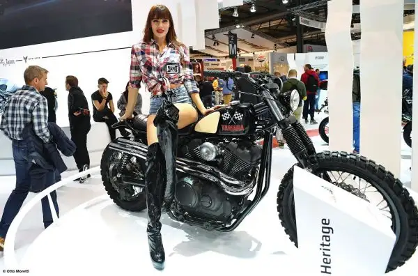 Tutte le modelle più belle presenti all'Esposizione Internazionale del Ciclo e Motociclo.