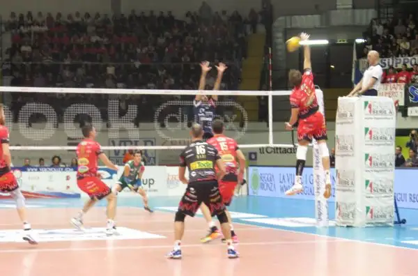 Zaytsev e compagni, alla prima con Bernardi come allenatore, tornano alla vittoria.