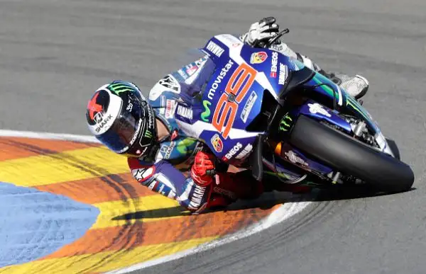 Lorenzo vince l’ultima in Yamaha, Rossi quarto. A Valencia terzo posto per Iannone, all'ultima in Ducati.