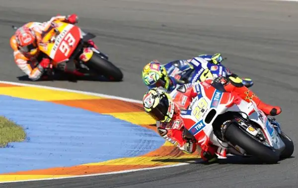 Lorenzo vince l’ultima in Yamaha, Rossi quarto. A Valencia terzo posto per Iannone, all'ultima in Ducati.