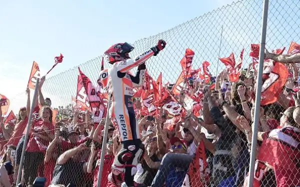 Lorenzo vince l’ultima in Yamaha, Rossi quarto. A Valencia terzo posto per Iannone, all'ultima in Ducati.
