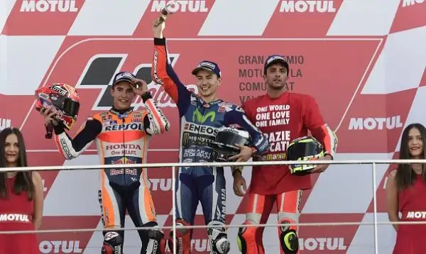 Lorenzo vince l’ultima in Yamaha, Rossi quarto. A Valencia terzo posto per Iannone, all'ultima in Ducati.