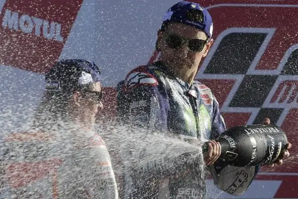 Lorenzo vince l’ultima in Yamaha, Rossi quarto. A Valencia terzo posto per Iannone, all'ultima in Ducati.