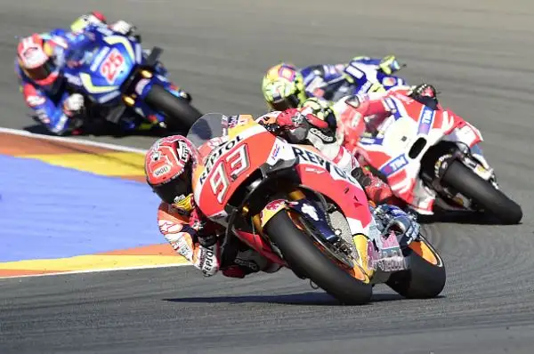 Lorenzo vince l’ultima in Yamaha, Rossi quarto. A Valencia terzo posto per Iannone, all'ultima in Ducati.