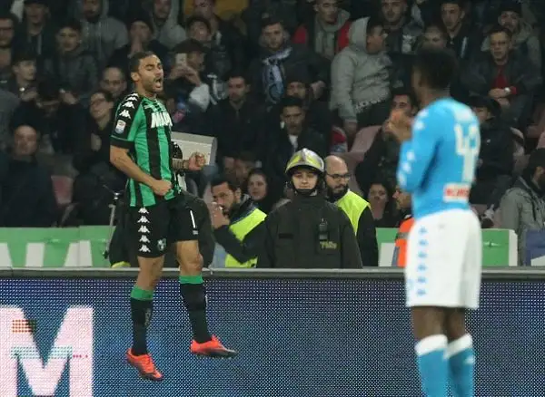 Al San Paolo solo un pari per il Napoli nel primo posticipo del lunedì: contro il Sassuolo non basta Insigne, a cui risponde nel finale Defrel per il pareggio dei neroverdi.