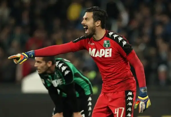 Al San Paolo solo un pari per il Napoli nel primo posticipo del lunedì: contro il Sassuolo non basta Insigne, a cui risponde nel finale Defrel per il pareggio dei neroverdi.