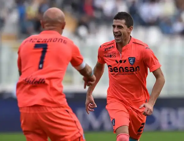 L'Empoli trionfa nell'anticipo di serie A delle 12.30 superando con un secco 4-0 il Pescara padrone di casa con la doppietta di Maccarone e i gol di Pucciarelli e Saponara.