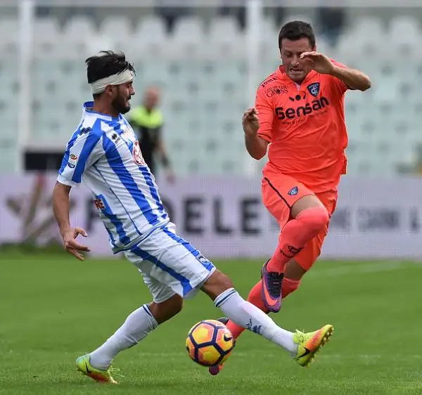 L'Empoli trionfa nell'anticipo di serie A delle 12.30 superando con un secco 4-0 il Pescara padrone di casa con la doppietta di Maccarone e i gol di Pucciarelli e Saponara.