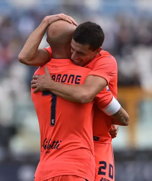 L'Empoli trionfa nell'anticipo di serie A delle 12.30 superando con un secco 4-0 il Pescara padrone di casa con la doppietta di Maccarone e i gol di Pucciarelli e Saponara.
