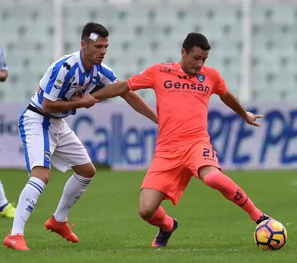 L'Empoli trionfa nell'anticipo di serie A delle 12.30 superando con un secco 4-0 il Pescara padrone di casa con la doppietta di Maccarone e i gol di Pucciarelli e Saponara.