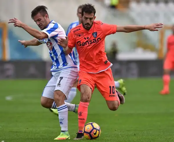 L'Empoli trionfa nell'anticipo di serie A delle 12.30 superando con un secco 4-0 il Pescara padrone di casa con la doppietta di Maccarone e i gol di Pucciarelli e Saponara.