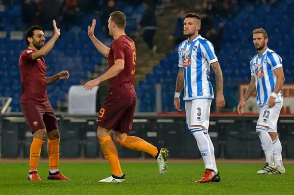 Importante e sofferta vittoria per la Roma che grazie a Dzeko e Perotti piega il Pescara riagganciando il Milan al secondo posto della classifica, a -4 dalla Juventus sconfitta a Genova.