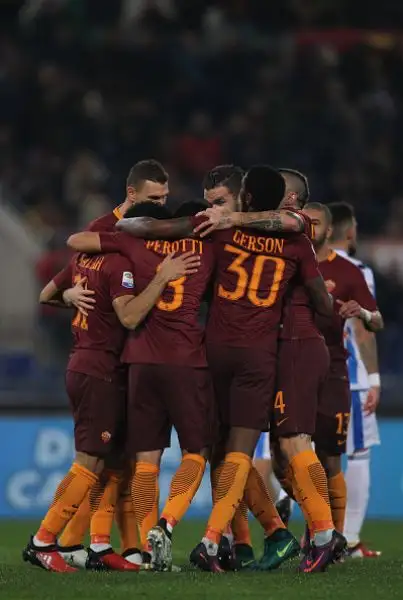 Importante e sofferta vittoria per la Roma che grazie a Dzeko e Perotti piega il Pescara riagganciando il Milan al secondo posto della classifica, a -4 dalla Juventus sconfitta a Genova.
