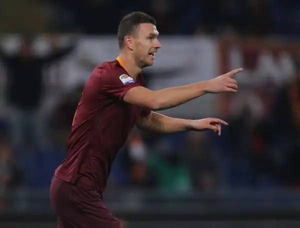 Importante e sofferta vittoria per la Roma che grazie a Dzeko e Perotti piega il Pescara riagganciando il Milan al secondo posto della classifica, a -4 dalla Juventus sconfitta a Genova.