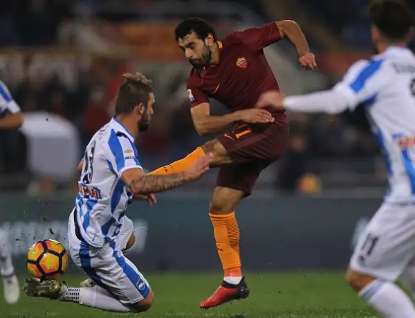 Importante e sofferta vittoria per la Roma che grazie a Dzeko e Perotti piega il Pescara riagganciando il Milan al secondo posto della classifica, a -4 dalla Juventus sconfitta a Genova.