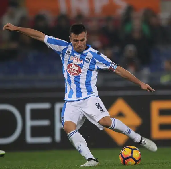Importante e sofferta vittoria per la Roma che grazie a Dzeko e Perotti piega il Pescara riagganciando il Milan al secondo posto della classifica, a -4 dalla Juventus sconfitta a Genova.