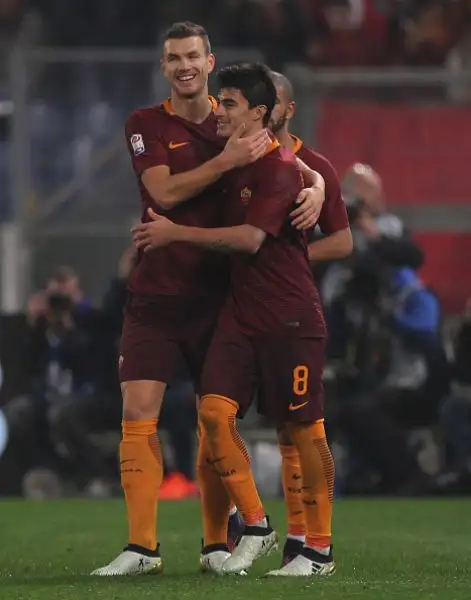 Importante e sofferta vittoria per la Roma che grazie a Dzeko e Perotti piega il Pescara riagganciando il Milan al secondo posto della classifica, a -4 dalla Juventus sconfitta a Genova.
